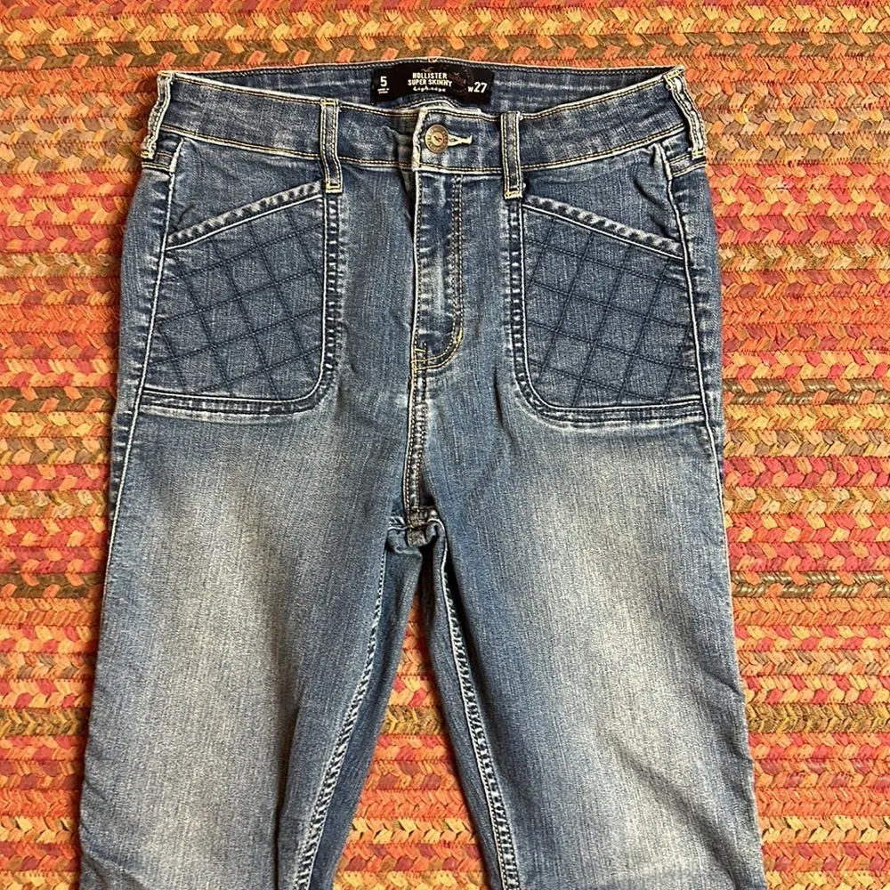 HOLLISTER LIGHT WASH HIGH RISE DIAMOND STITCH SKINNY JEANS - Image 4