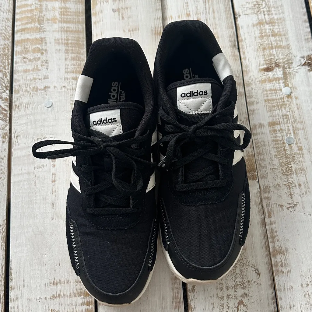 Adidas Women’s Retrorun Athletic Sneaker Size 8 Black - Image 3