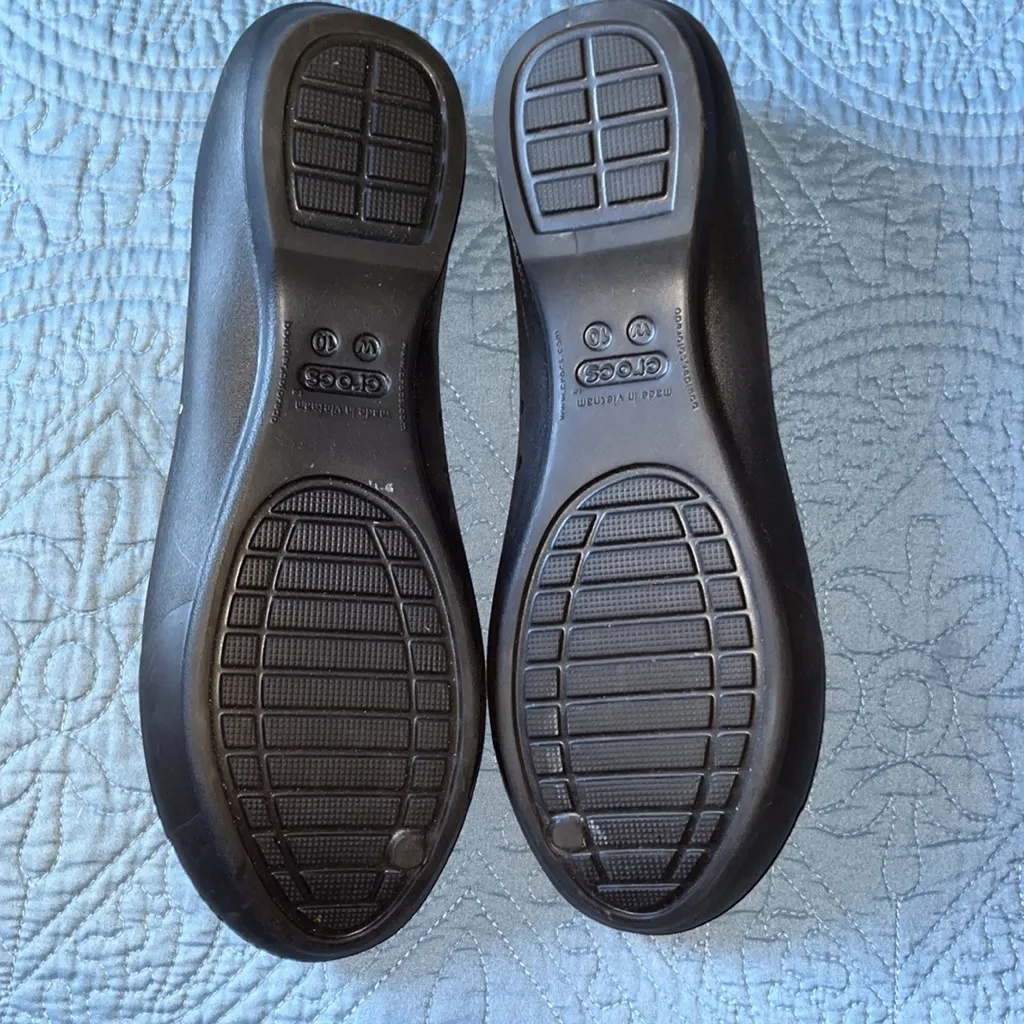 Crocs black shoes with chain detail‎ on tip. Size 10 - Image 5