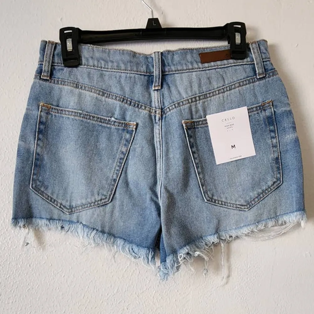 Cello Rip Tide Light Wash High Rise Frayed Hem Denim Shortie Shorts NEW - Image 5