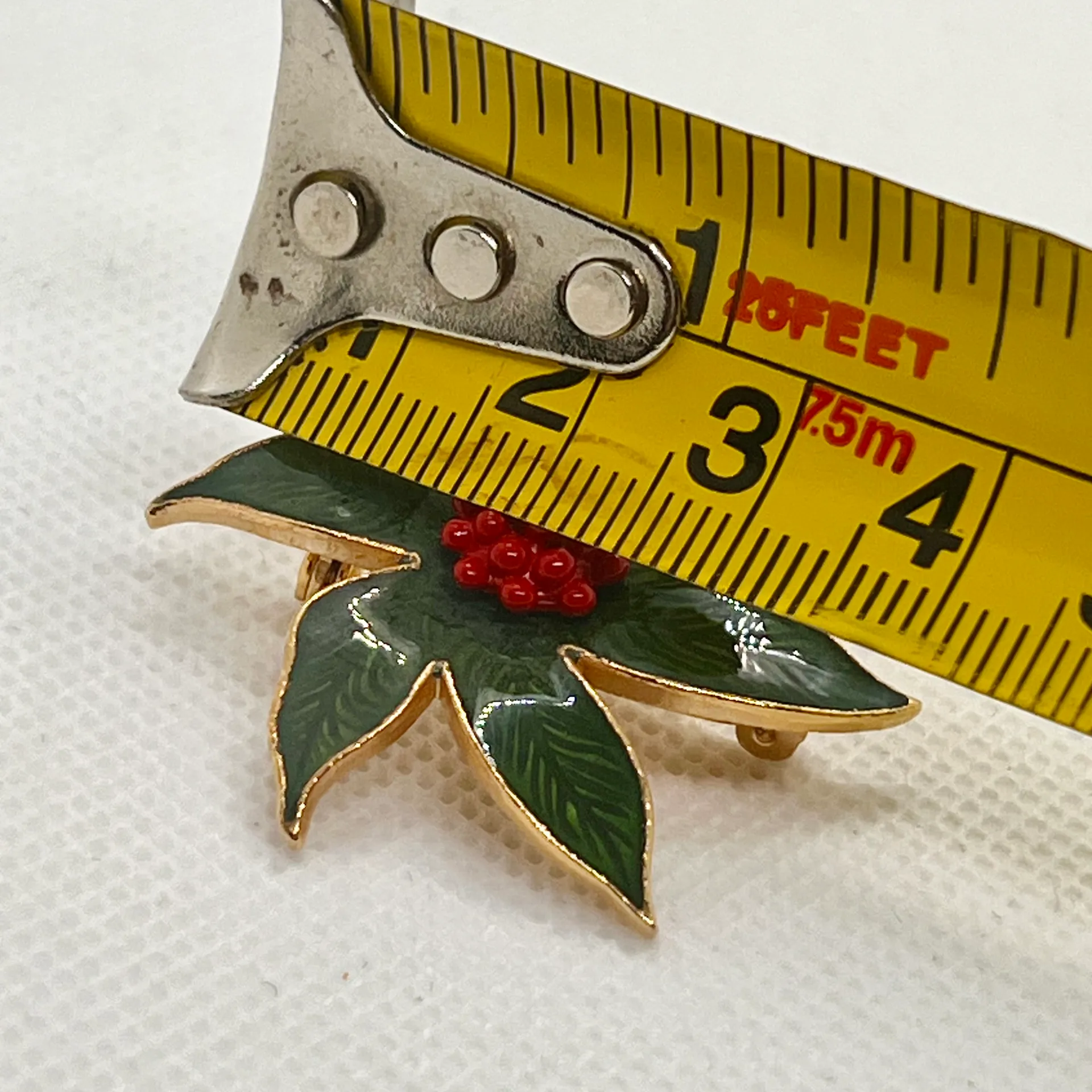 Vintage Enamel Poinsettia Christmas Holiday Brooch Wreath Pin Green - Image 3