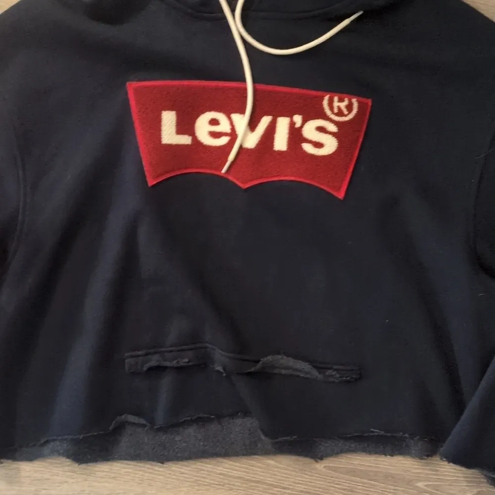 Levi's batwing cropped hoodie size LArge - Image 2