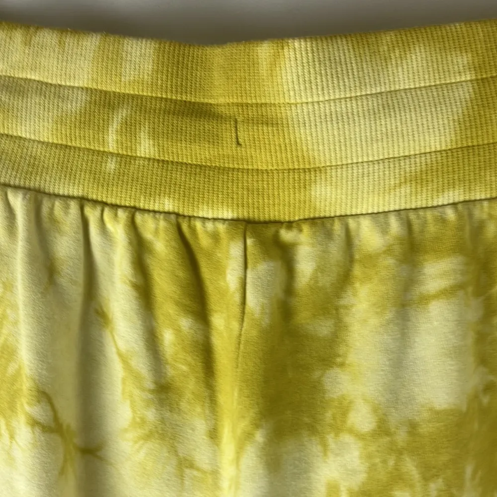 All in motion yellow and cream Tye Dye shorts woman’s extra small - Image 8