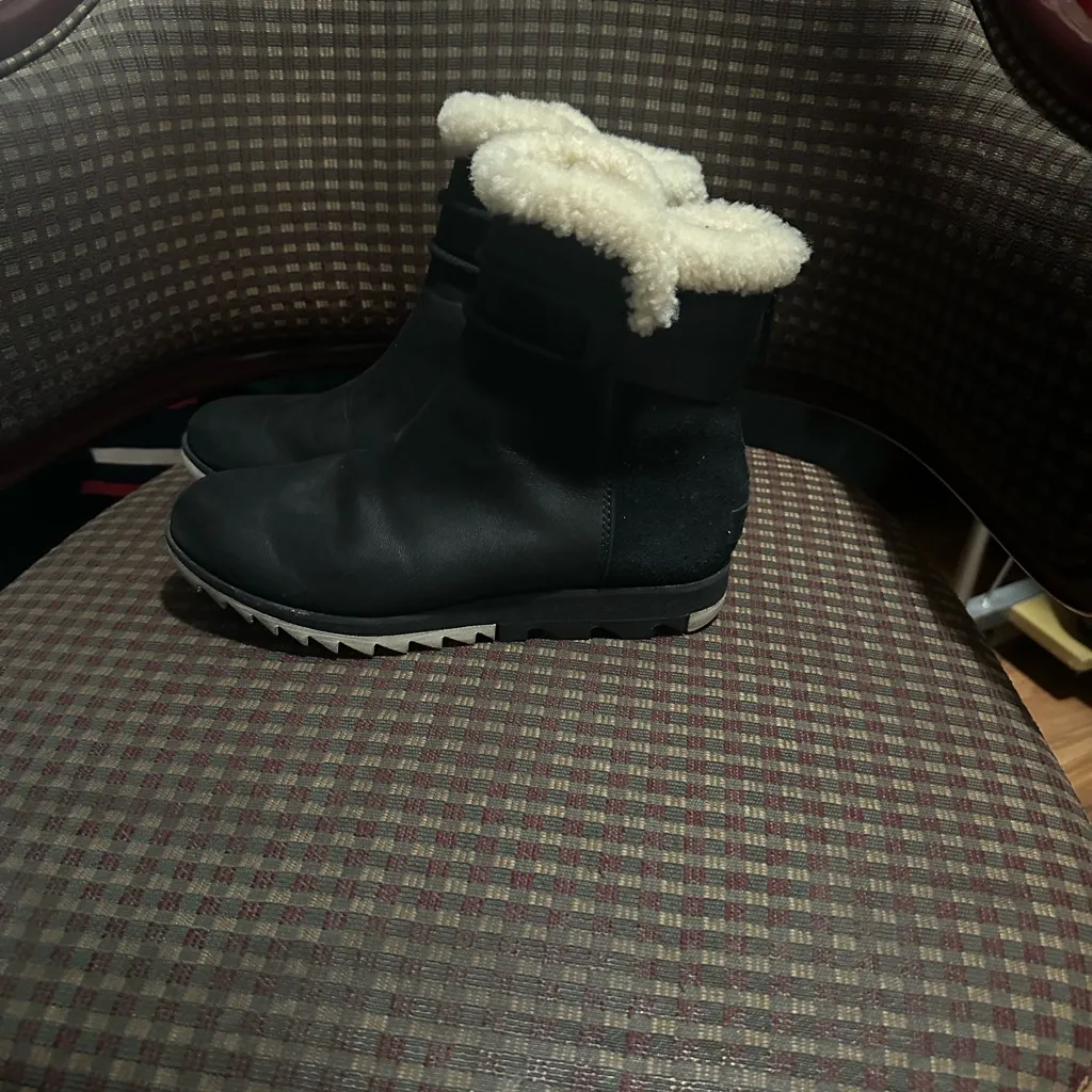 Sorel  Harlow Sherpa Ankle Boots  Size 6 - Image 2