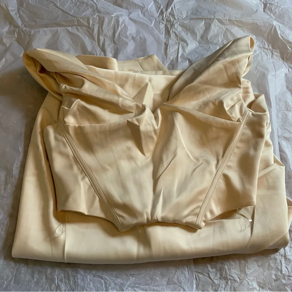 HOUSE OF CB ‘Silva’ Ivory Corset and ‘Annabelle’ Midi skirt set - Image 3