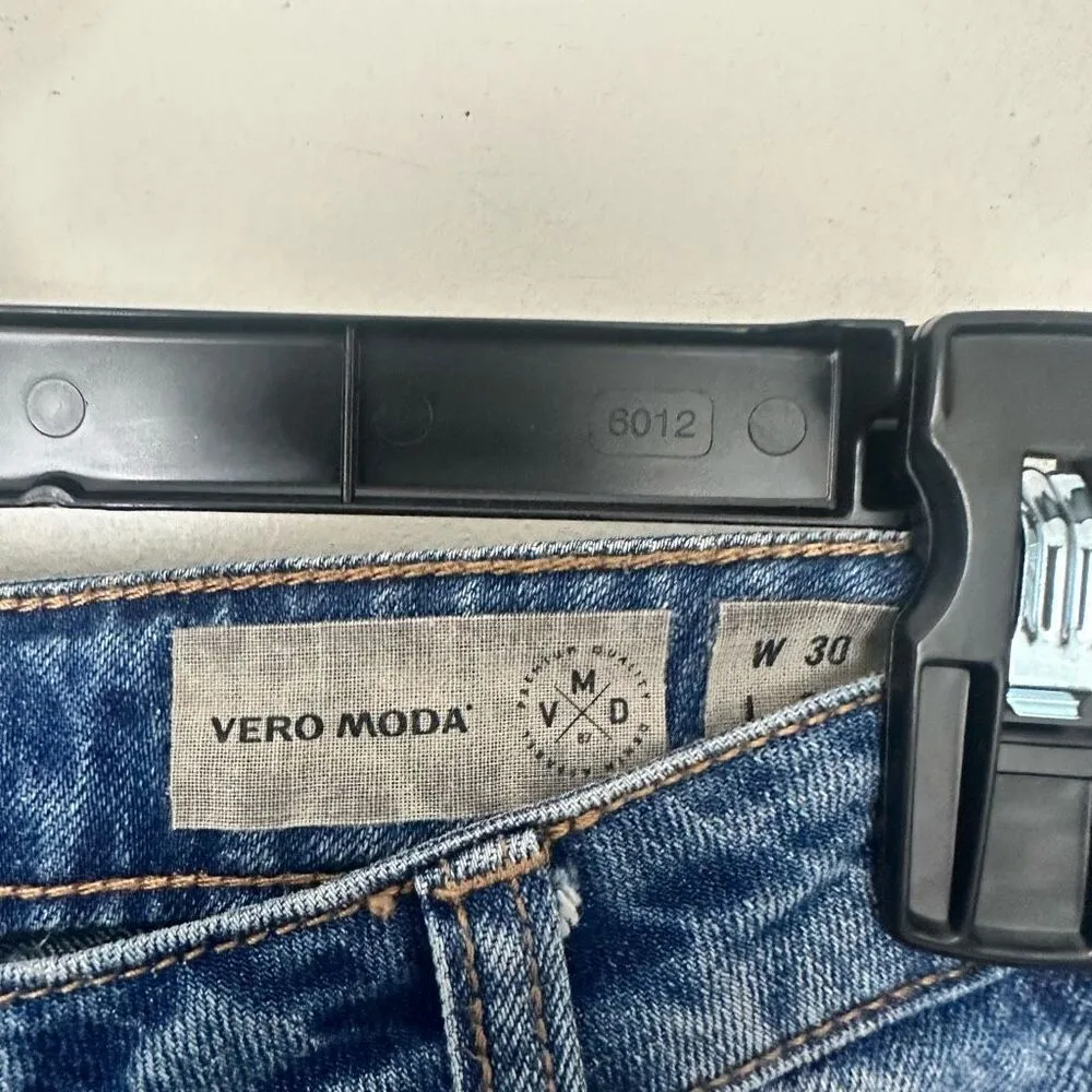 Vero Moda Women’s 30 Boxy Ankle Jeans Raw Hem - Image 3