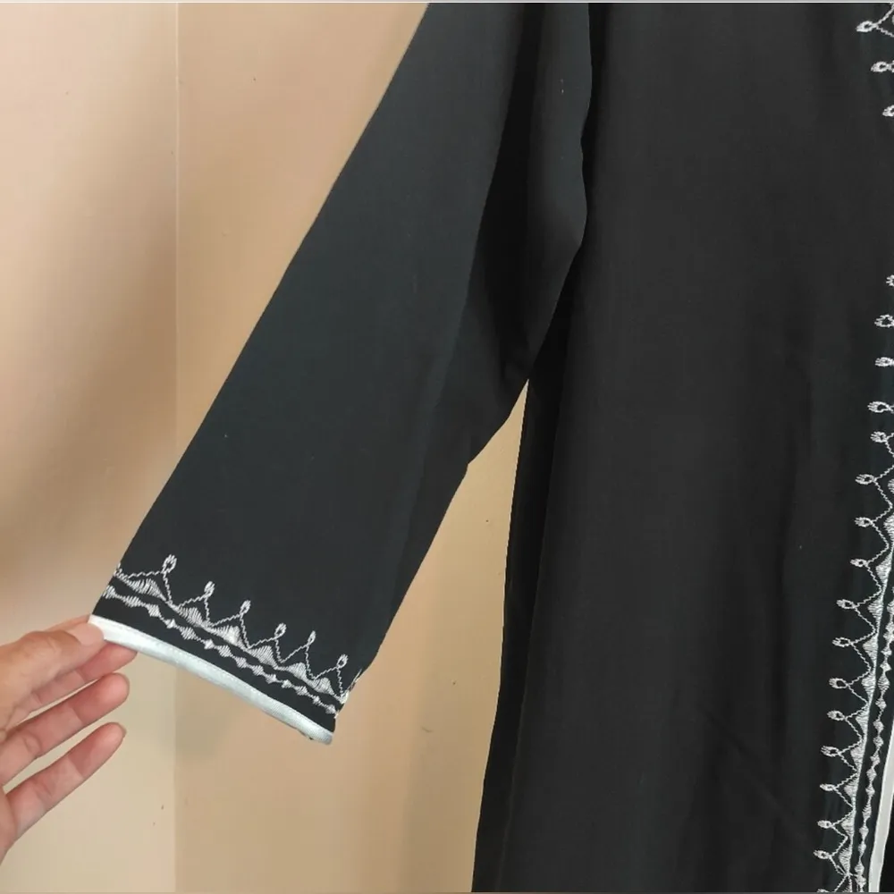Black embroidered long sleeve abaya with white trim, 3 buttons on outer shell Size undefined - Image 5