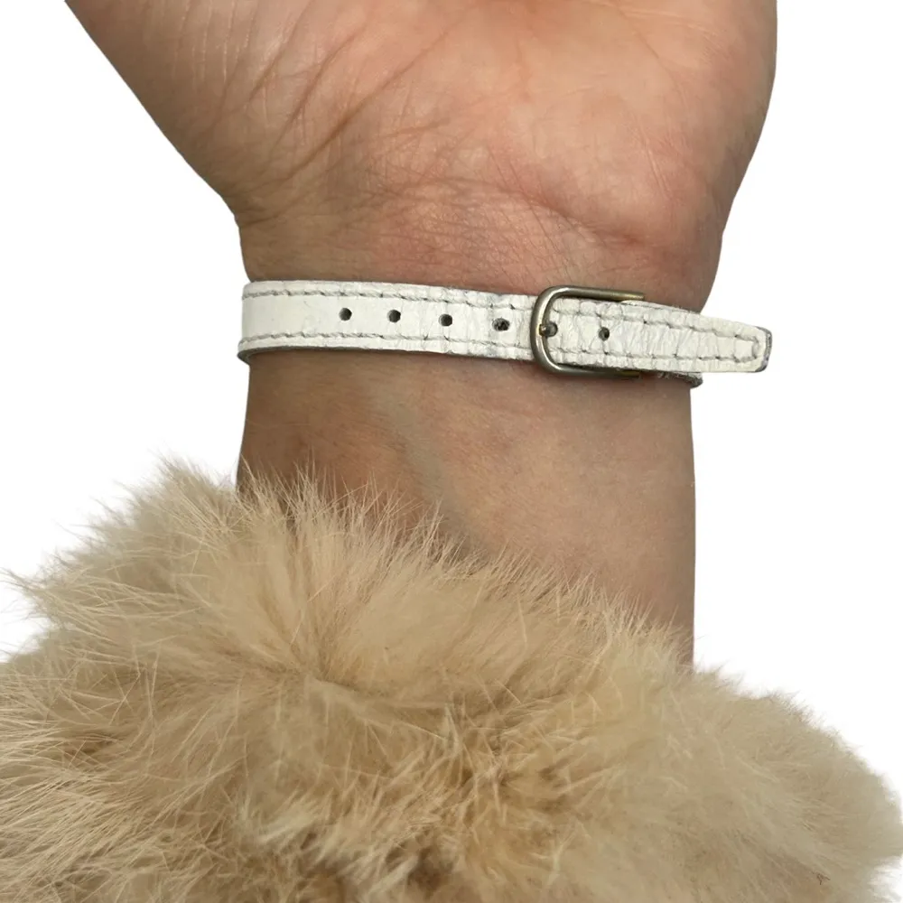 Vintage Gucci Quartz Movement gold with white Leather Strap Ladies - Image 4