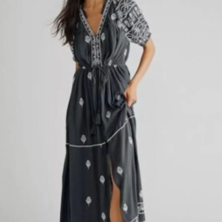 FREE PEOPLE RILEY SMOCKED MAXI DRESS IN Clare smoke grey black sz M - Image 4