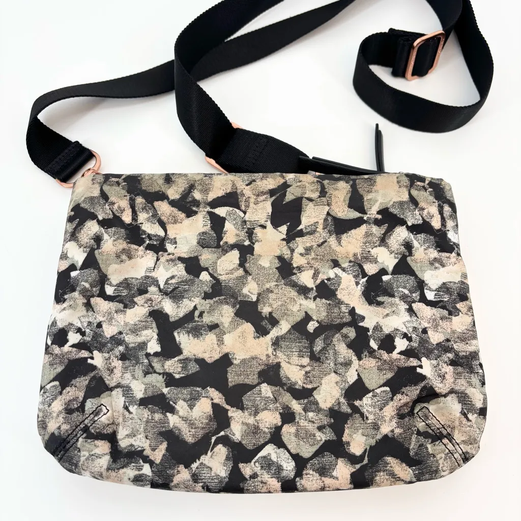 Lululemon Hip To Be Free Bag Mystic Jungle Butter Pink Black - Image 4