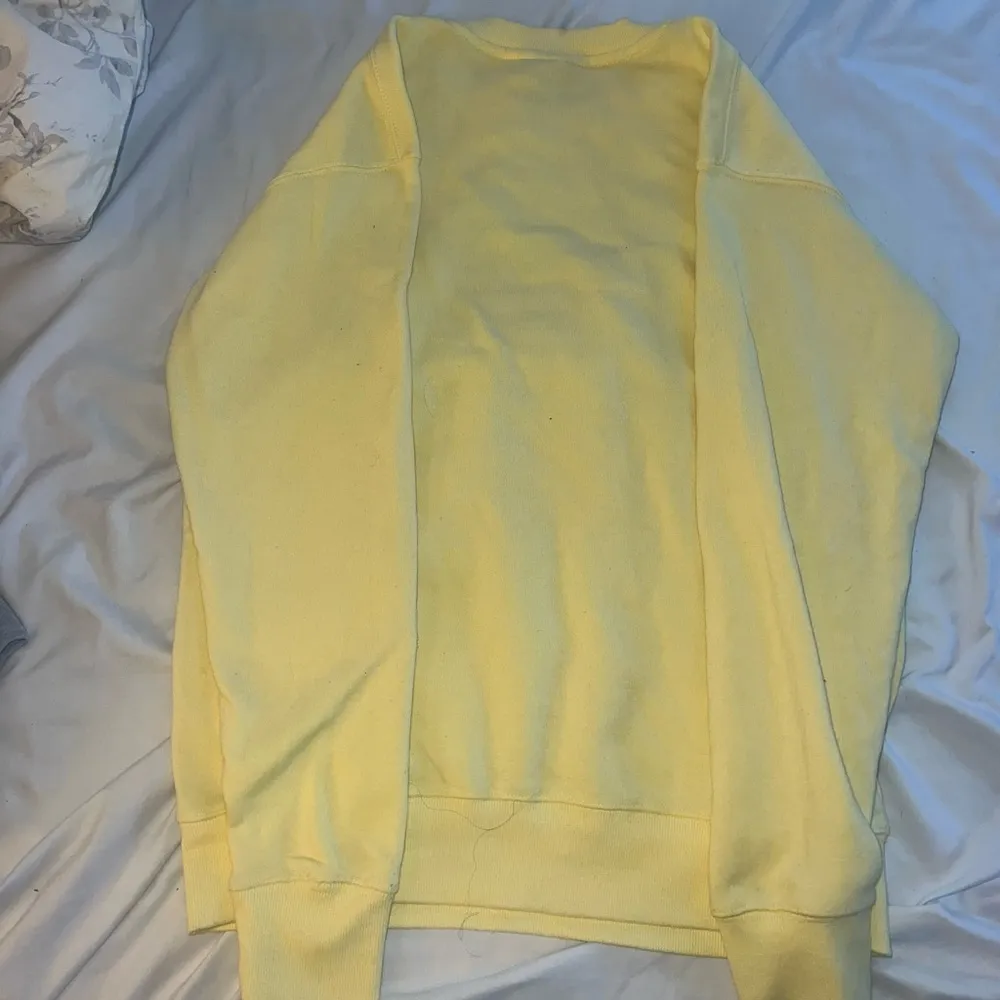women’s yellow Cape Cod Crewneck Size M - Image 4