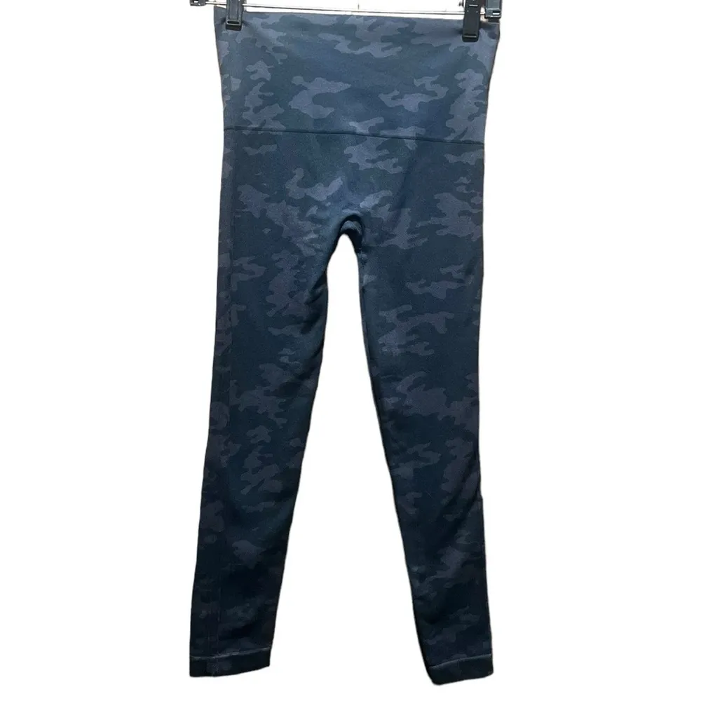 Spanx Look At Me Now Black Camo Seamless Leggings Size Medium - Image 8