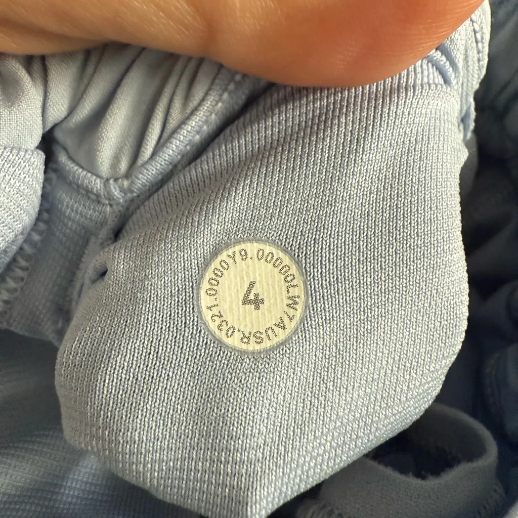 Lululemon Athletica Cyan Blue Low-Rise Hotty Hot Shorts. Size 4. - Image 2