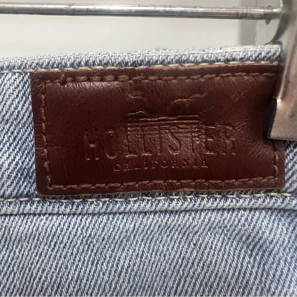 Ultra High-Rise Mom Jean w/printed happy faces deconstructed size 5R - Image 7