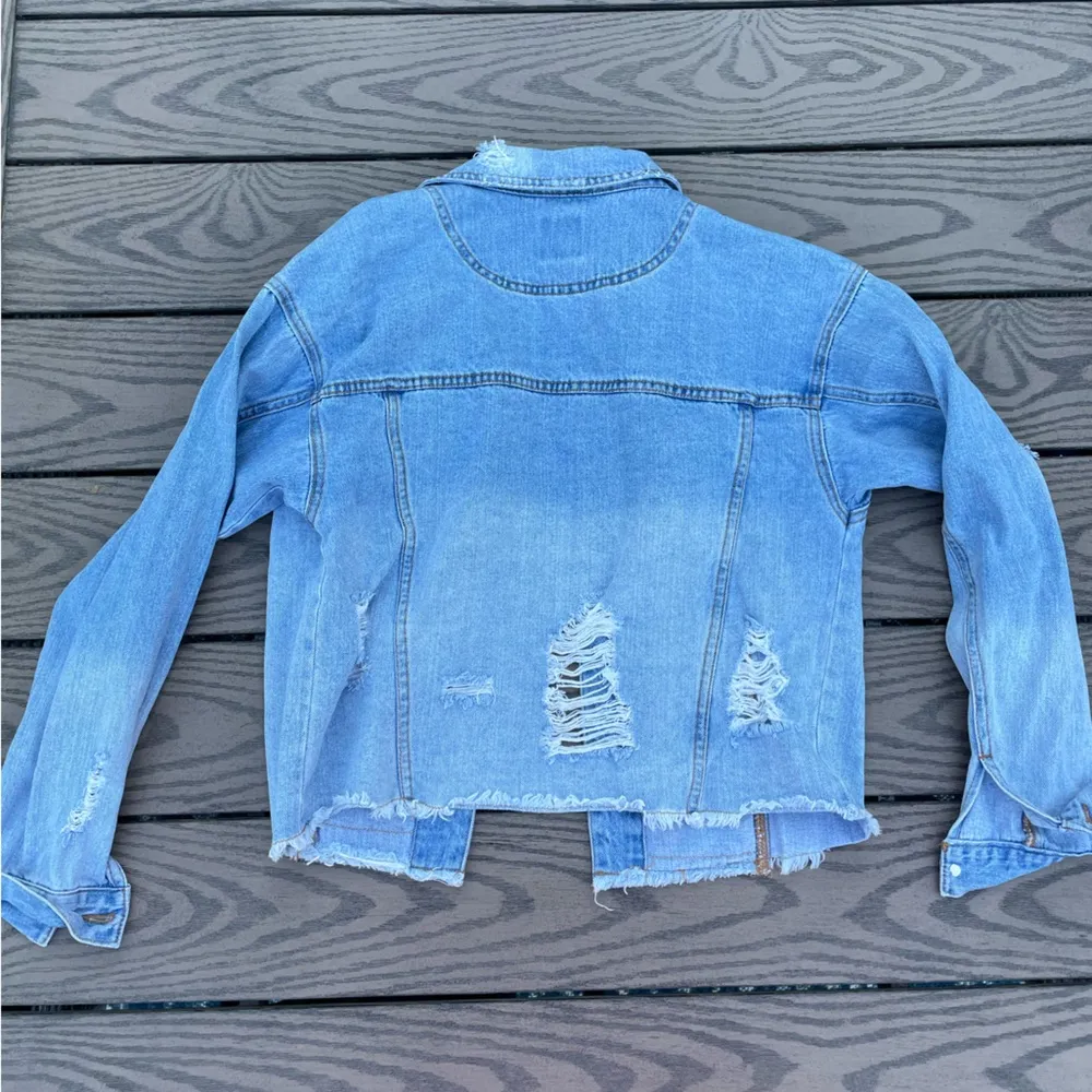 Wild Fable Size XS Distressed Jean Jacket Light Wash Ripped 100% cotton Denim - Image 2