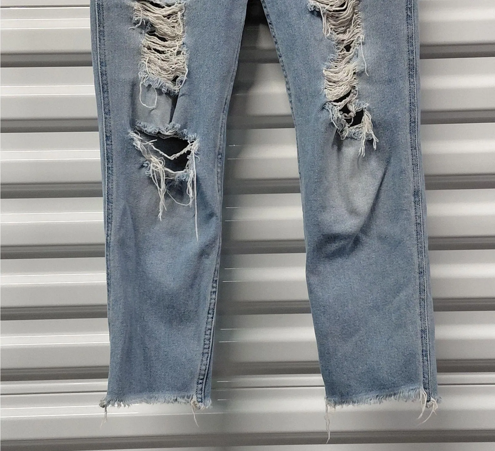 Hollister Ultra High Rise Mom Jeans W26 L27 Distressed Ripped Light Wash Denim - Image 4