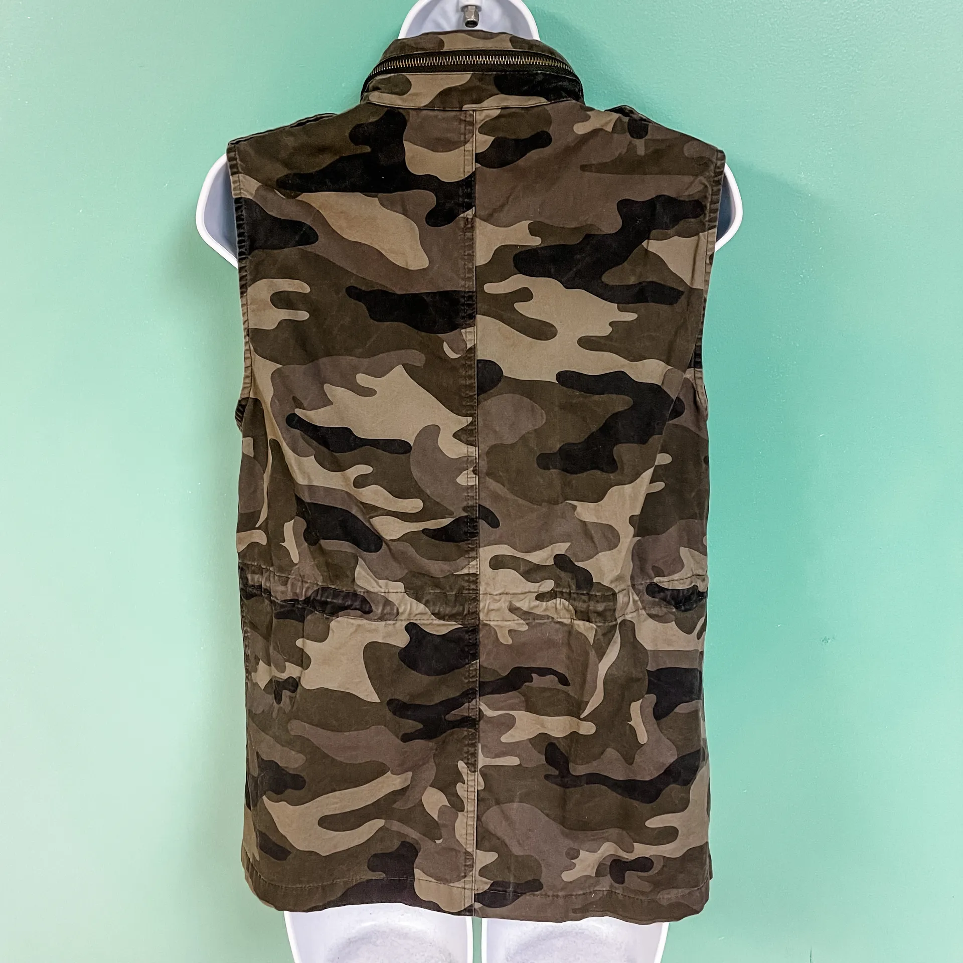 Sleeveless Camo Zip Up Vest - Image 4