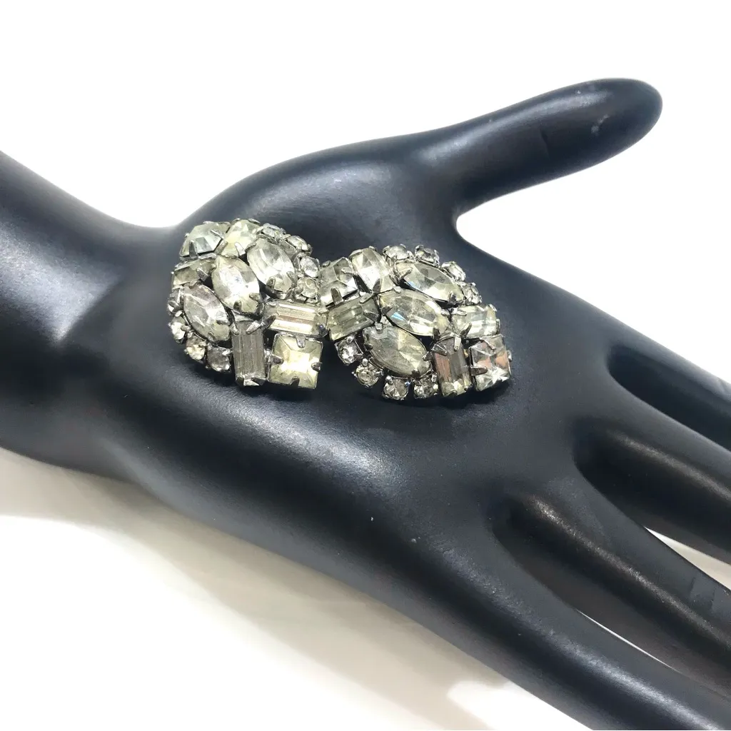 VINTAGE CIRCA 1960'S CLEAR RHINESTONE CLIP ON STYLE FASHION EARRINGS White - Image 3