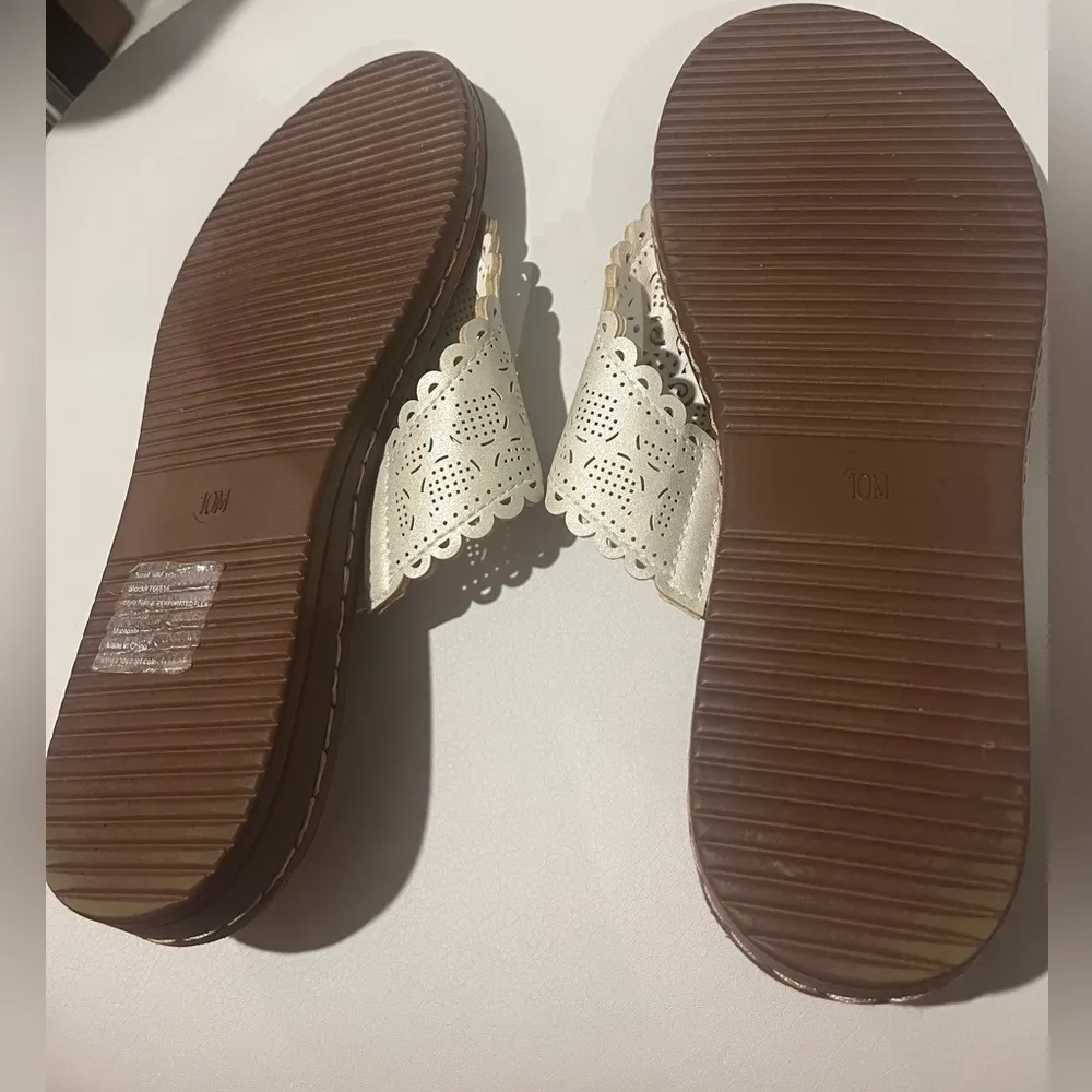 PALMS Women’s 10 Perforated Thong Sandals White on Brown Flip Flop Slip On Comfy - Image 6