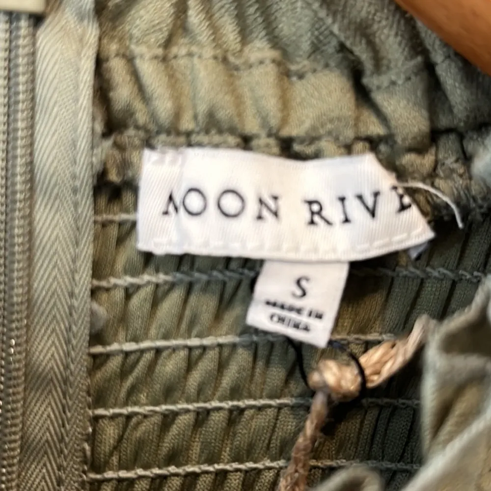 Moon River  Olive Green Smocked Puff Sleeve Shift Dress—Size Small - Image 6