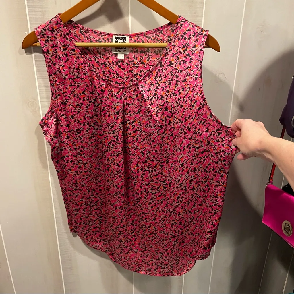 Cute Anne Klein silky pleated collar pink blush confetti sleeveless blouse - Image 8