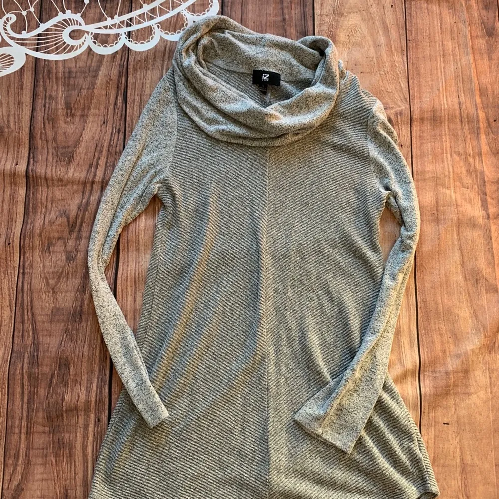 3/$22🌞 IZ Byer Gray Turtleneck Sweater - Image 2