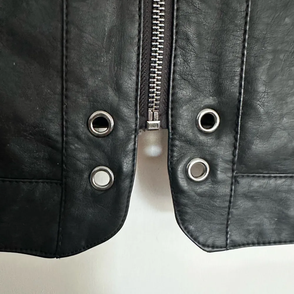 Odyn Women’s Black Vegan Leather Moto Jacket. Quilted sides Metal Accents. Size L - Image 13