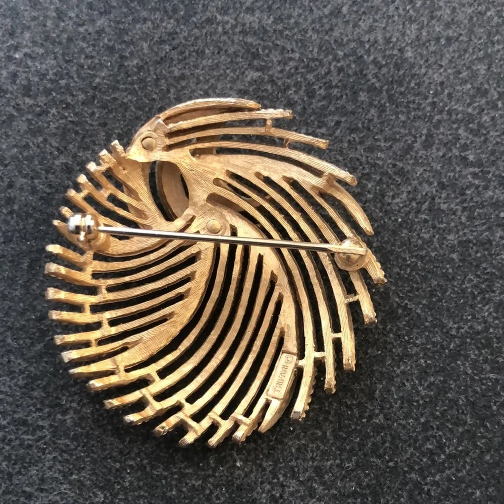 VTG Trifari Gold Tone Signed Round Ribbon Swirl Brooch Pin 2” Ornate - Image 5