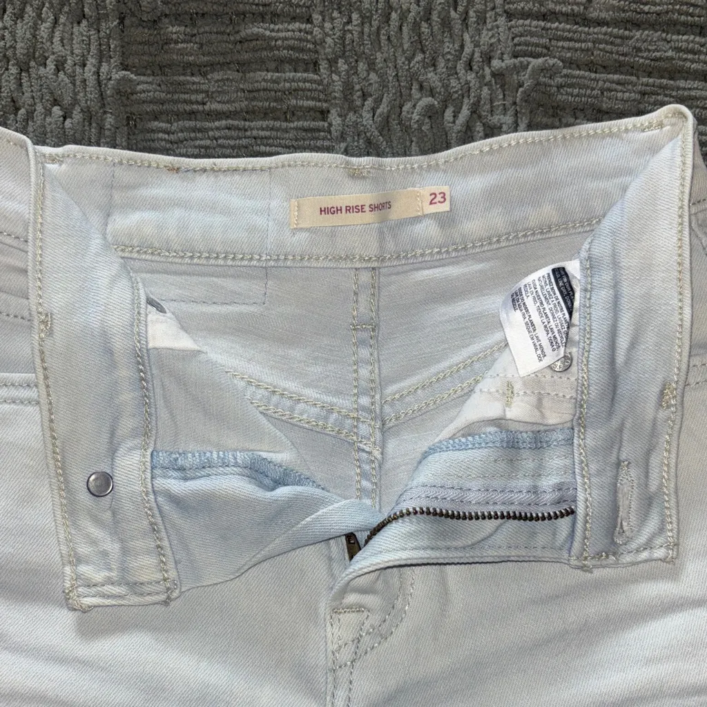 Levi's High-Waist White Denim Shorts - Image 3