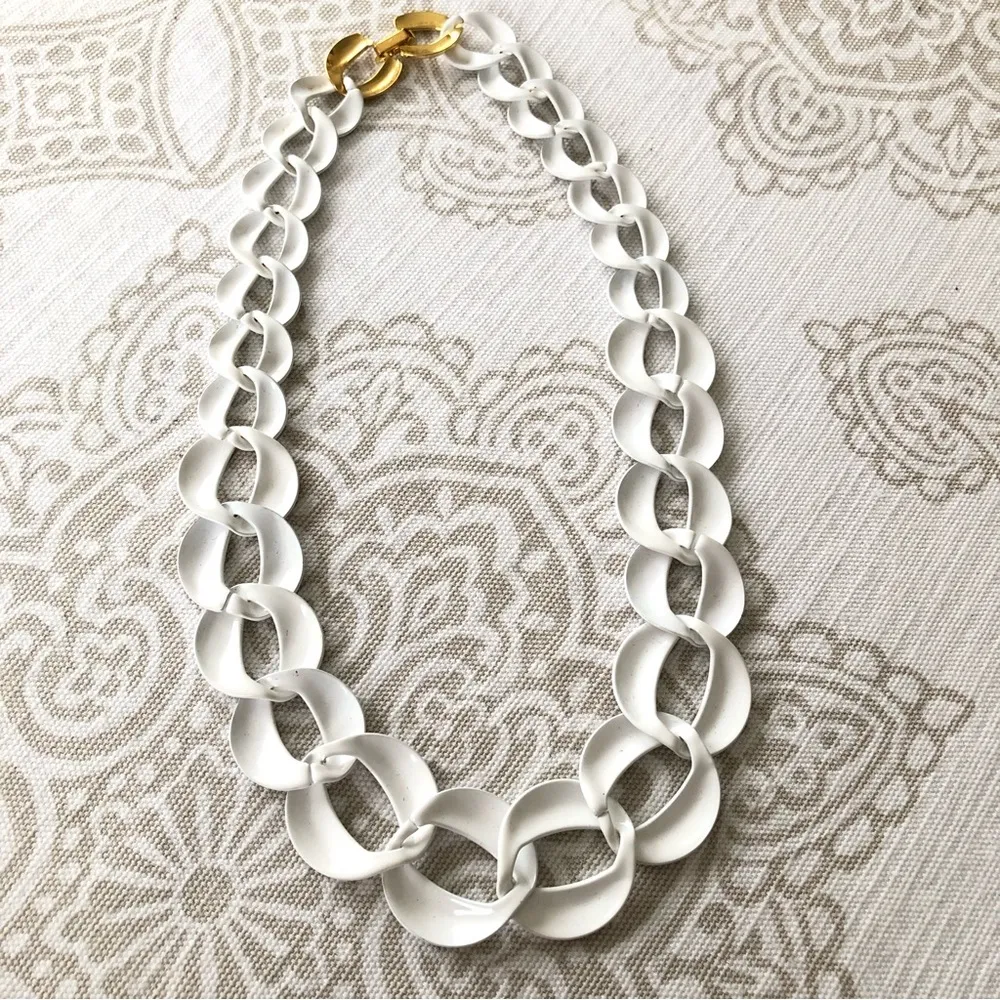 NAPIER VTG White Enamel Metal w/ gold tone clasp Chunky Curb Chain 16” Necklace - Image 6