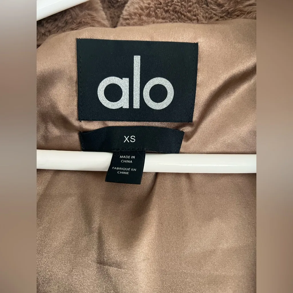 Alo Yoga Faux  Foxy Fur Cropped Jacket Toasted Almond Sz XS W  Removable Hoodie - Image 5
