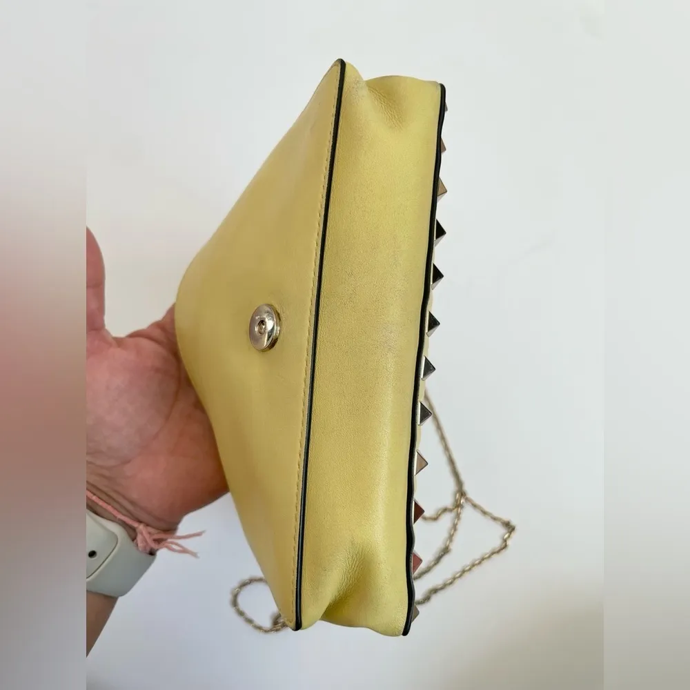 Valentino Garavani light yellow rockstud single pocket flap crossbody bag - Image 4