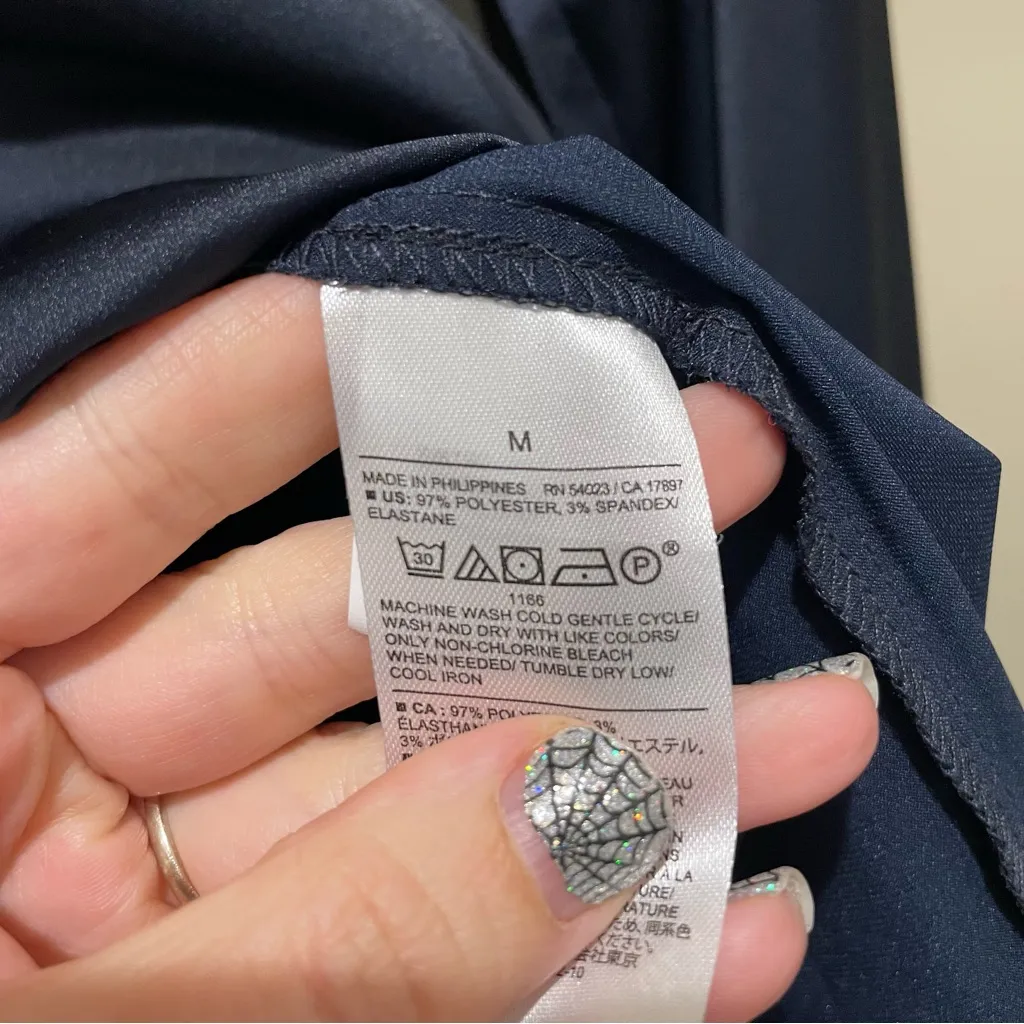 Banana Republic Satin Long Sleeve V Neck Blouse Navy Blue Women’s Size Medium - Image 7