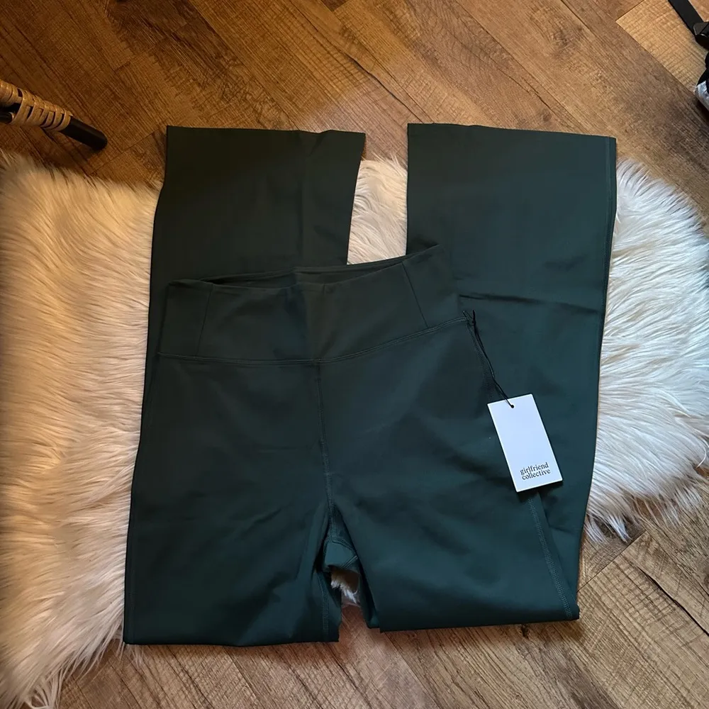 GIRLFRIEND COLLECTIVE Compressive Flare Leggings In Moss Green - Image 4