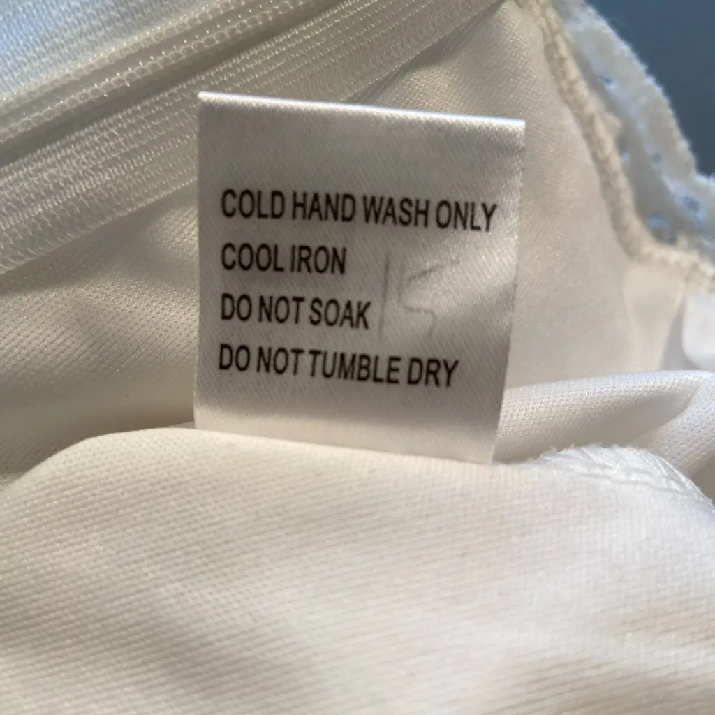 LF Seek The Label,‎ White lace Romper, plunge V neck line size Small - Image 11