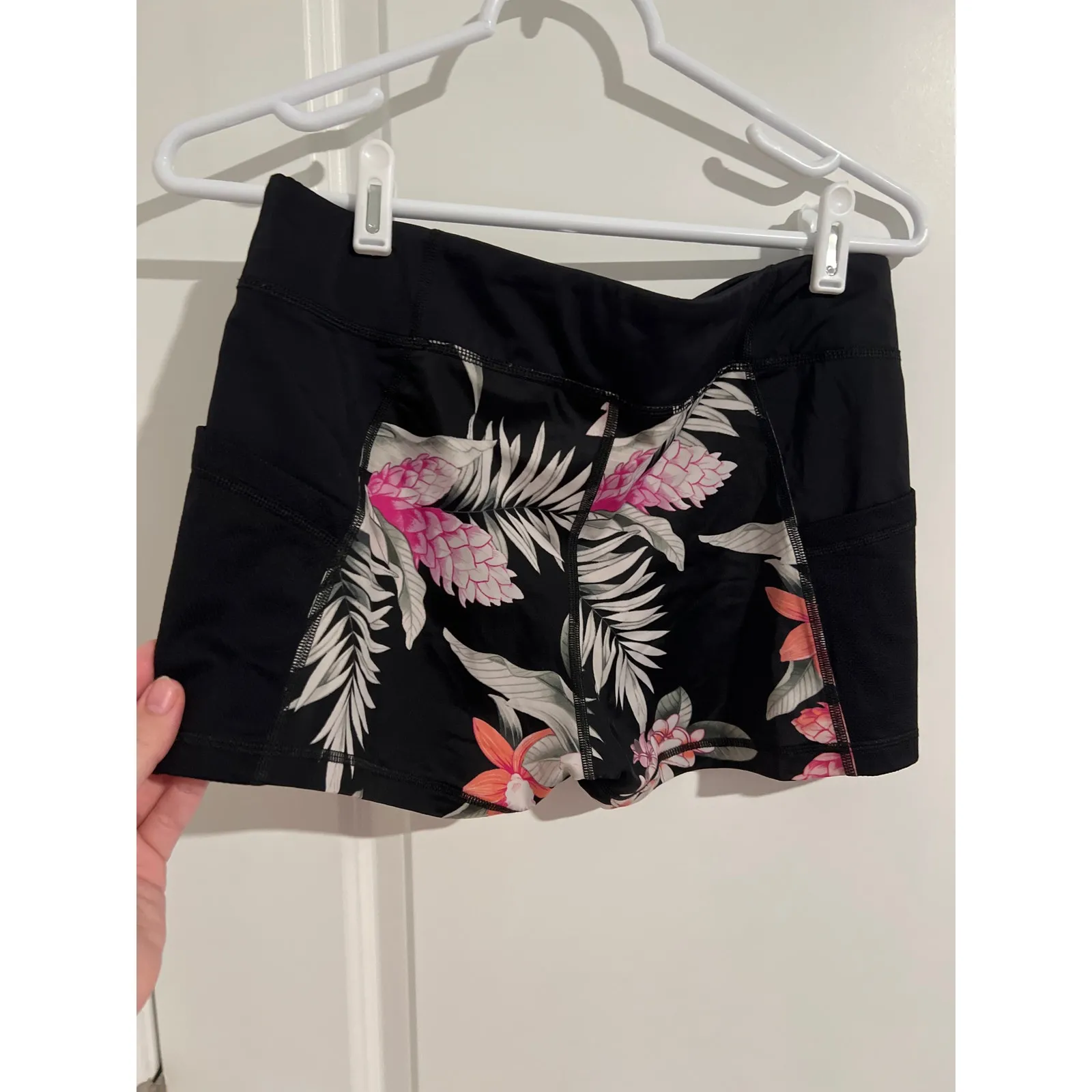 Tommy Bahama Black Floral Island Active Shorts – Size Small – Black Floral - Image 3