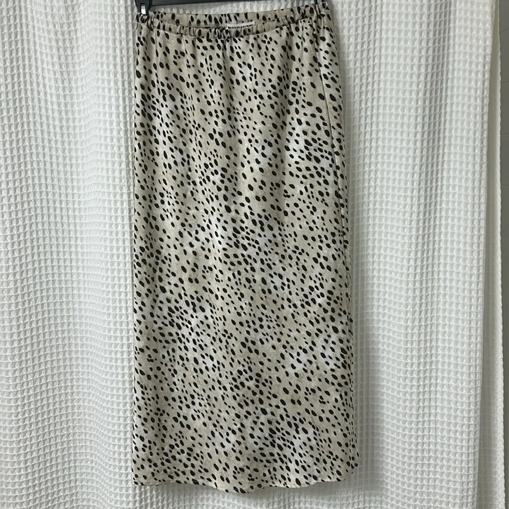 Bucket List Women’s Large Midi Slip Animal Print Satin Skirt Tan - Image 3