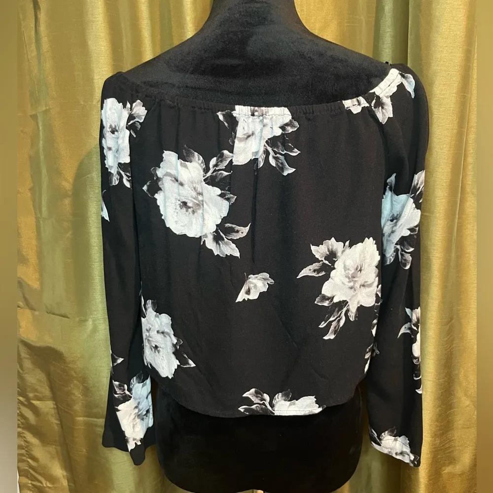 KENDALL & KYLIE Black Floral Long Sleeve Off the Shoulder Crop Top size medium - Image 2
