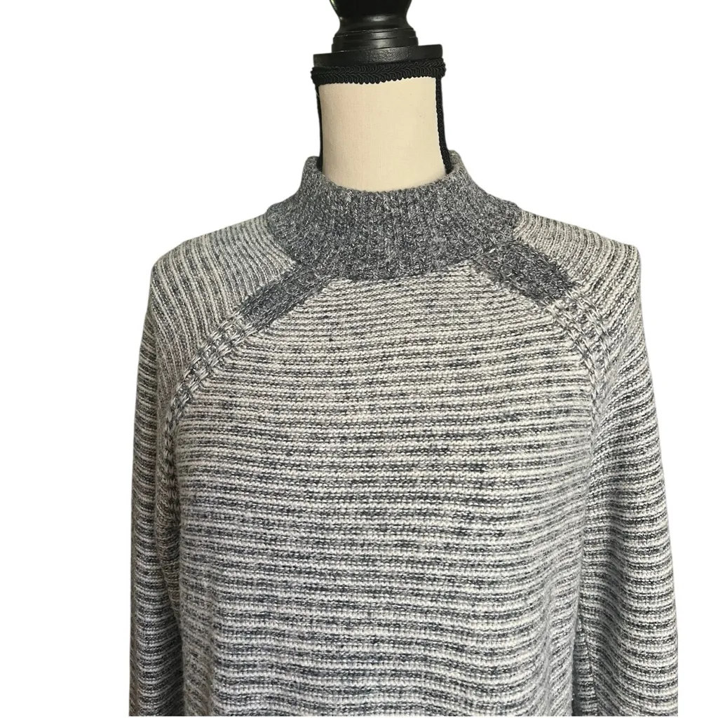 Abercrombie & Fitch Soft muted Gray striped sweater. SZ.M - Image 4