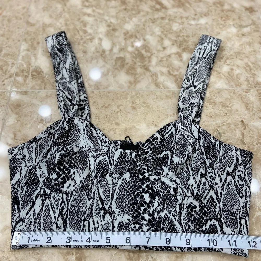 Revolve Jamie Top. Size XS. Black and white snake print - Image 6