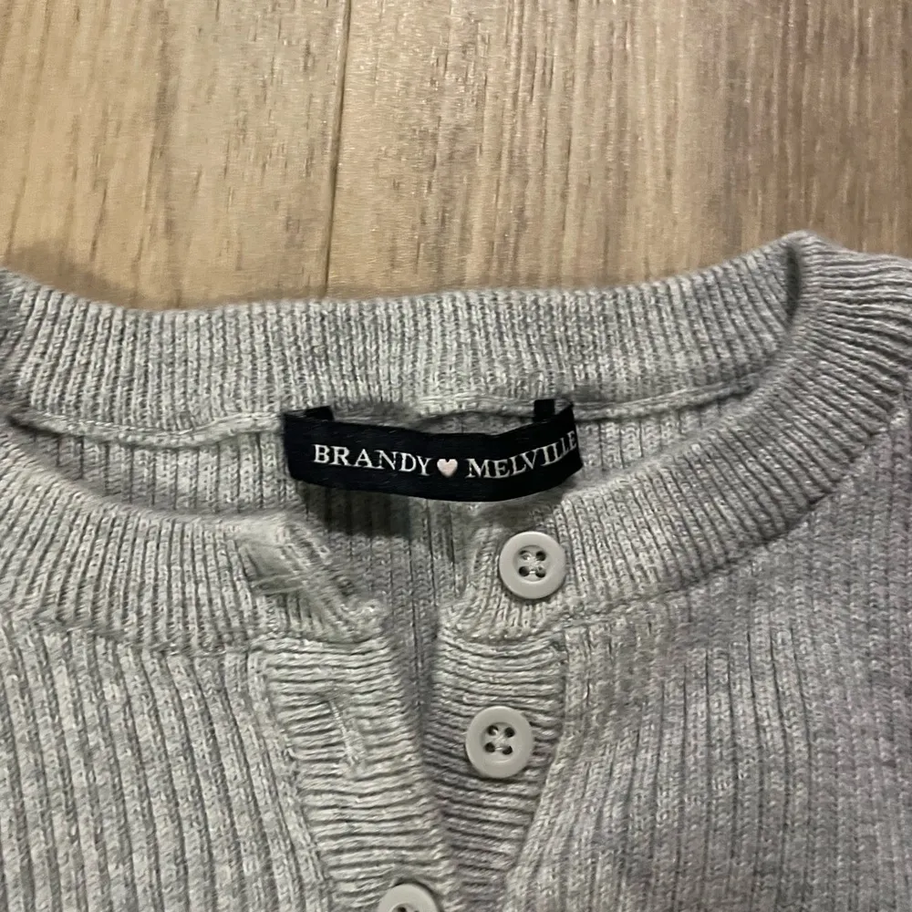 brandy melville cropped long sleeve top - Image 3