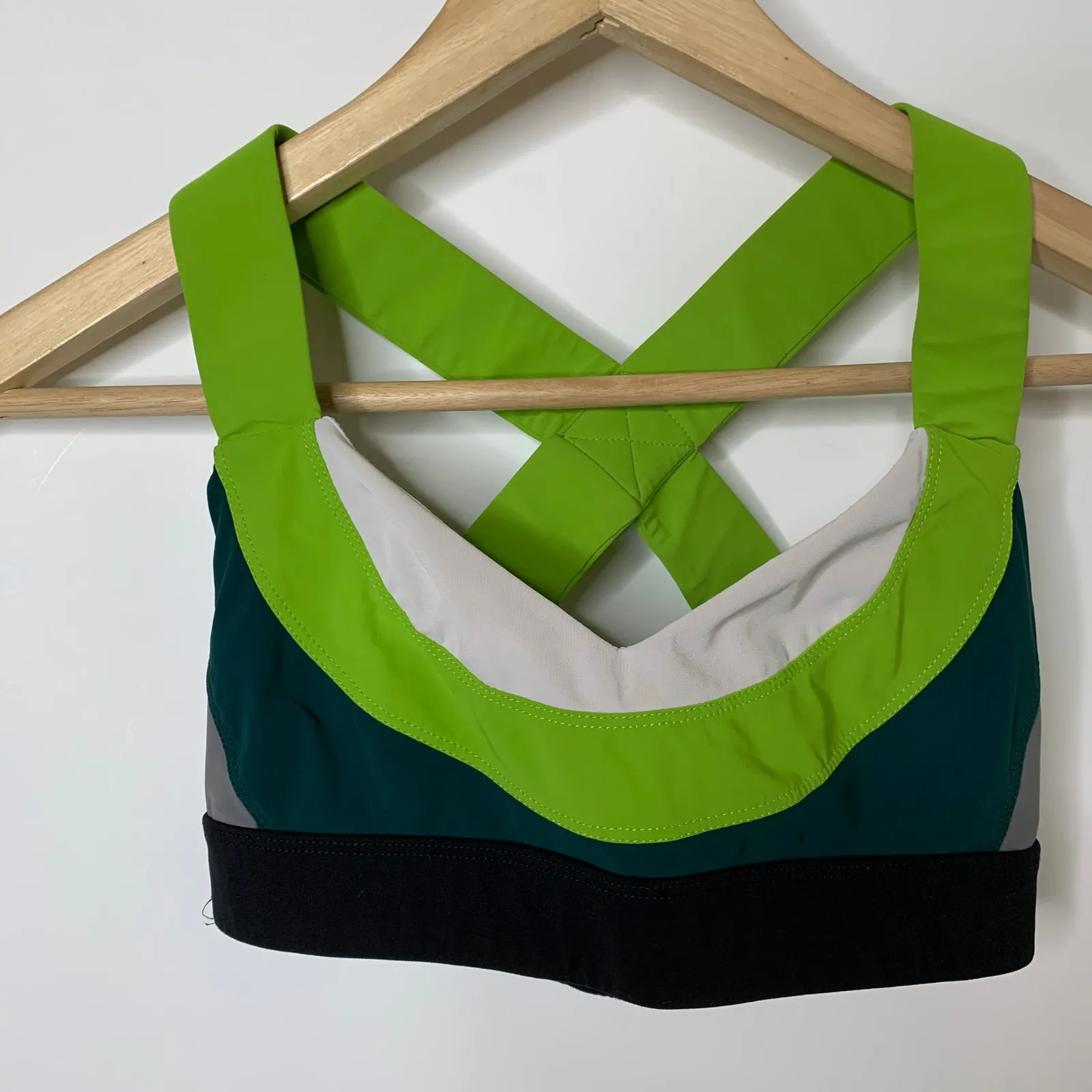 NO KA' OI Strappy Colorblock Green White Sports Bra Womens 00 - Image 6