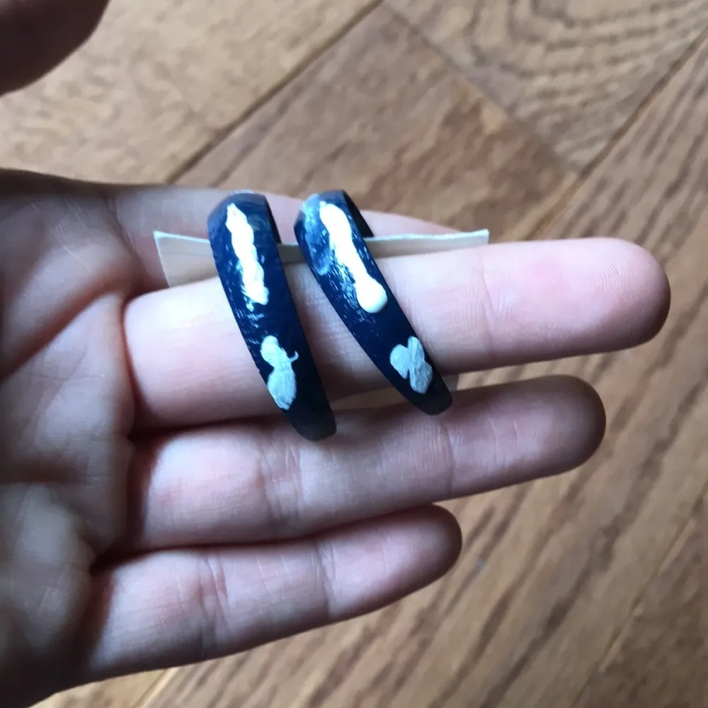 Clouds in the Sky hoop earrings Blue - Image 2