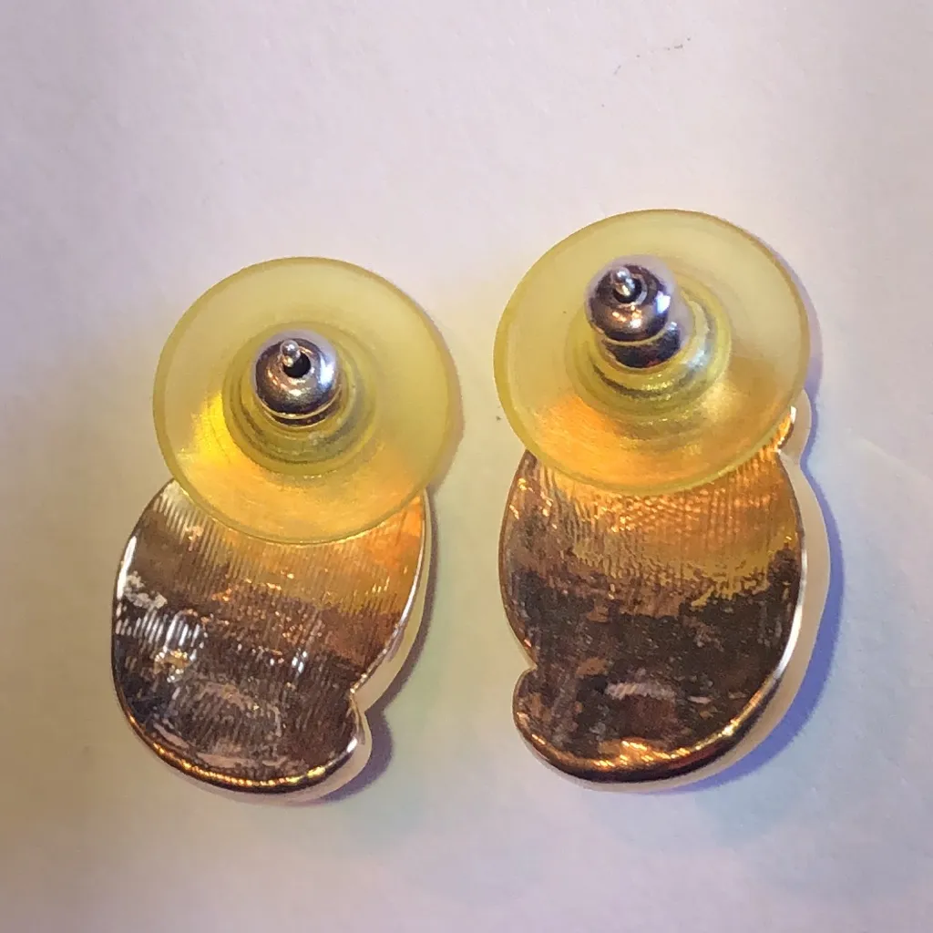 Elegant Vintage Gold Tone and Faux Pearl Stud Earrings - Image 4