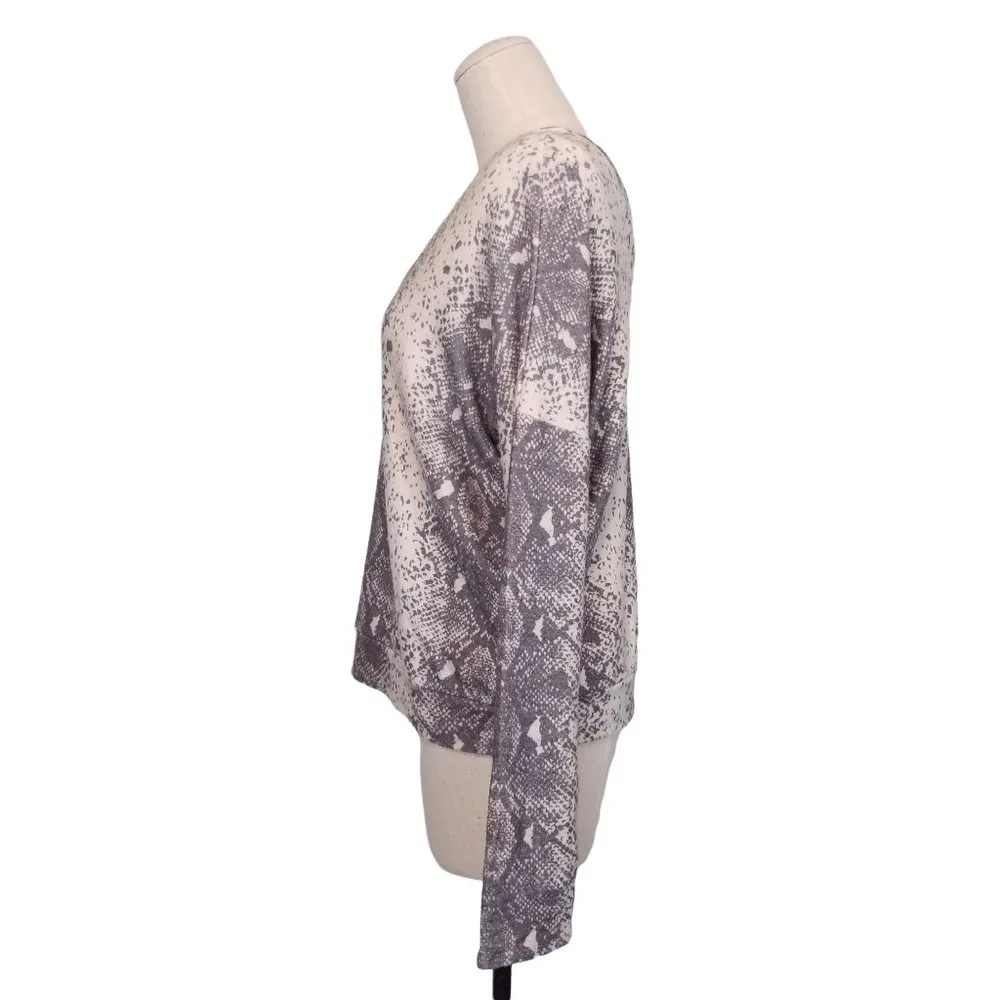 Wildfox "Daphne" V-Neck Pullover Sweater Gray Python Print Sz Medium - Image 3