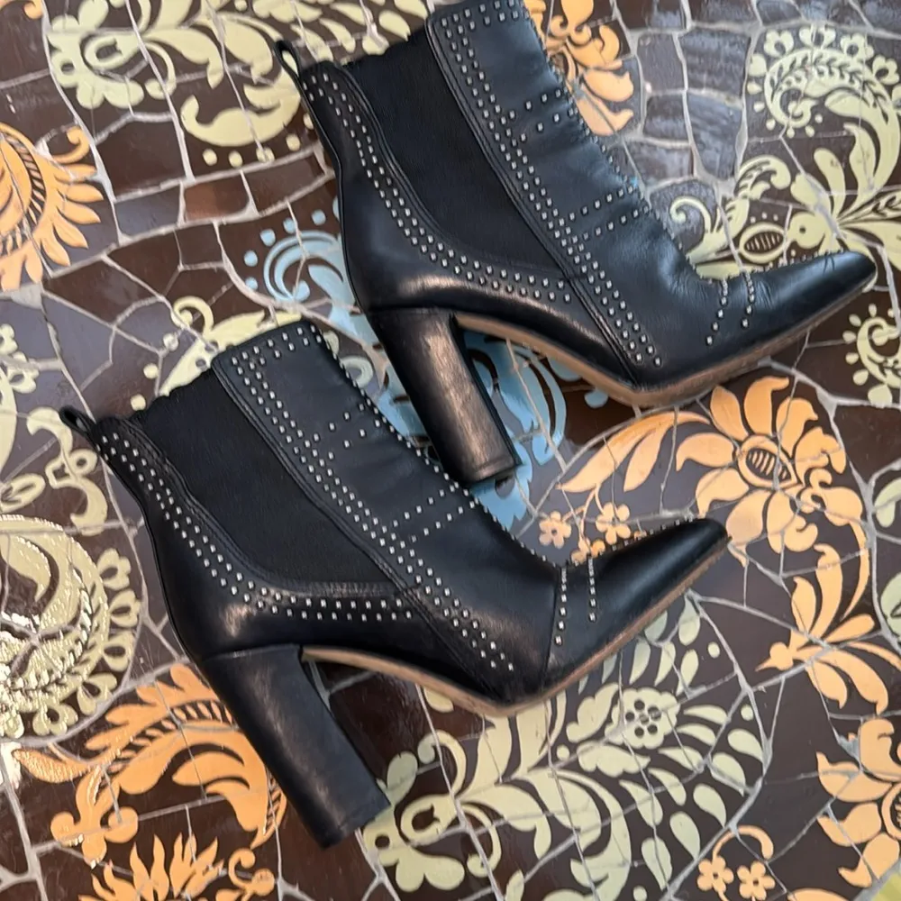 VINCE CAMUTO BASILA STUDDED LEATHER POINTED TOE BOOT SZ: 6M - Image 4