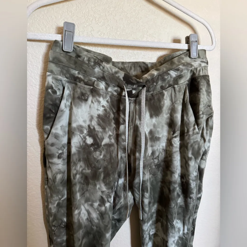 Lululemon Ready to Rulu High-Rise Jogger
Diamond Dye Light Sage Medium Olive‎ 10 - Image 5