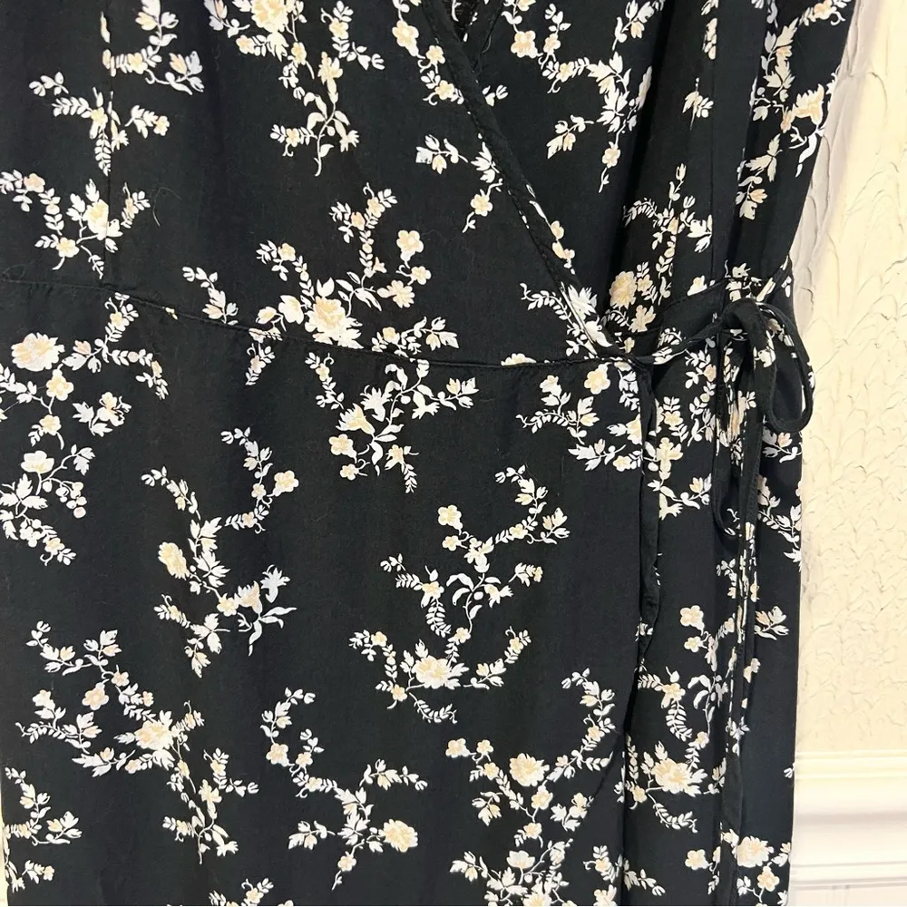 Abercrombie & Fitch Black and White Floral Wrap dress size medium petite - Image 4