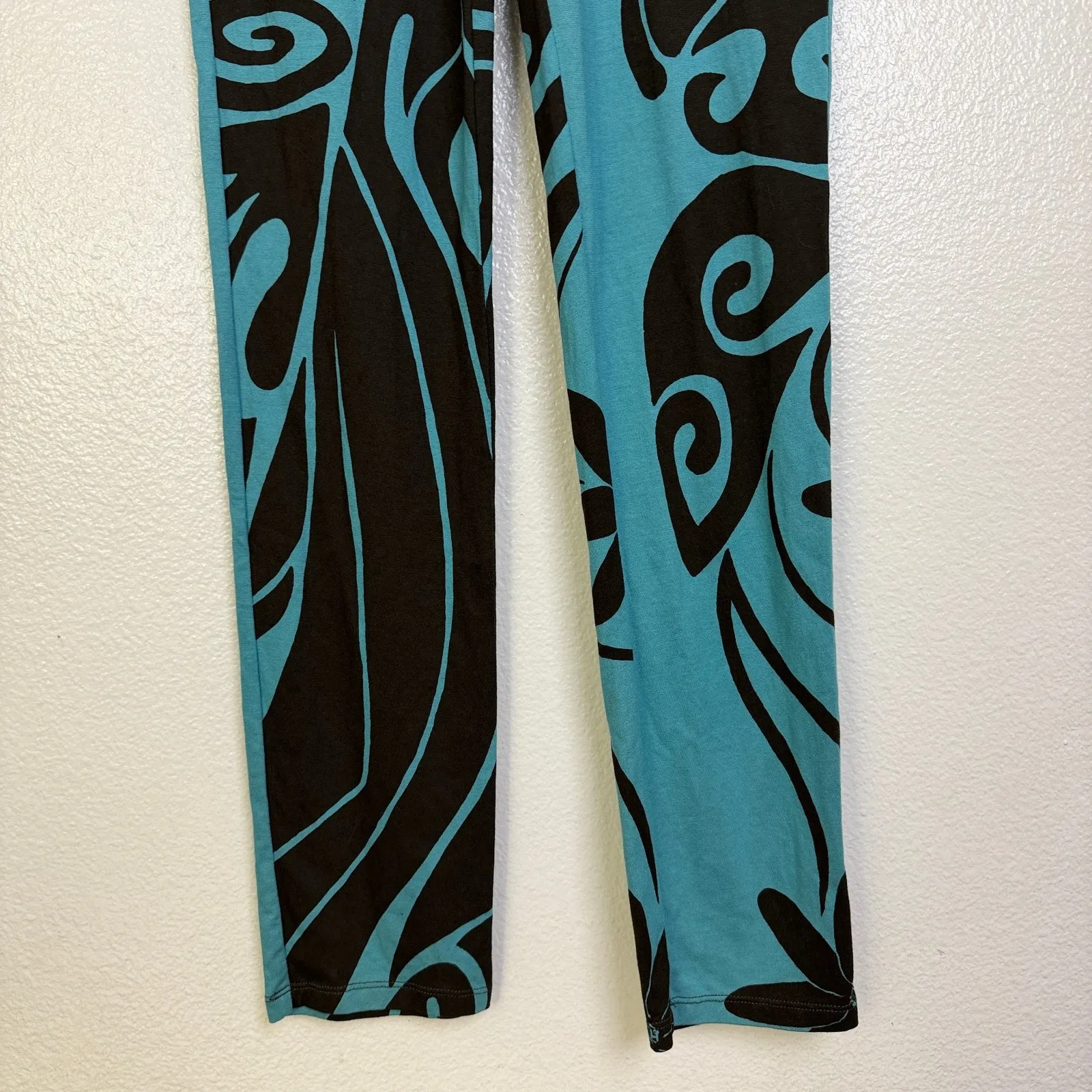 Wahine Toa Hawaiian Pants Womens XS Blue Black Floral Pull On Modal Legging - Image 5
