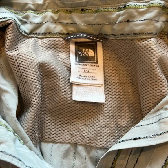 The north Face women’s large lightweight button‎ shirt - Image 4